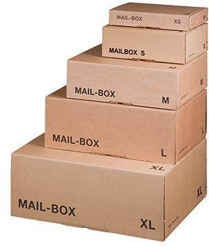 Gestapelte Kartonpostboxen mit den Aufschriften XL, L, M, S und XS, angeordnet vom größten unten zum kleinsten oben.