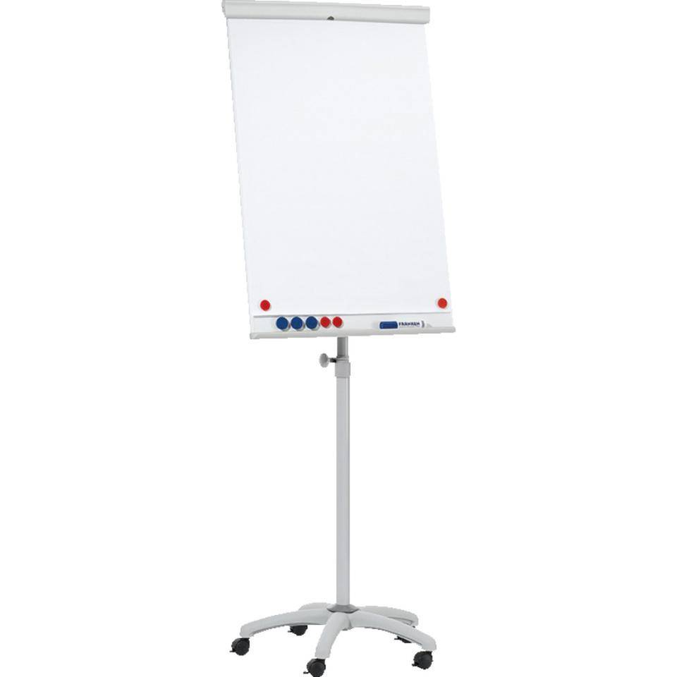 Leeres Flipchart-Stativ auf Rollen mit großem weißem Papierblock und Stiftablage, vor neutralem Hintergrund dargestellt.