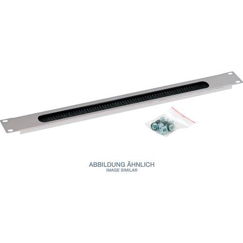 Ein Metall-Rack-Mount-Lüftungspanel mit Schlitzdesign, begleitet von einem kleinen Plastikbeutel mit Schrauben, auf weißem Hintergrund.