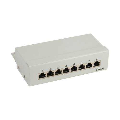 Ein weißes Netzwerk-Patchpanel mit acht Ethernet-Anschlüssen, beschriftet mit „1