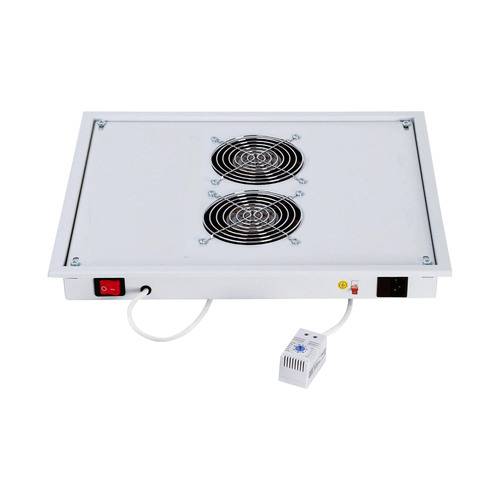 Ein rechteckiges weißes LED-Wachstumslicht-Panel mit zwei Kühlventilatoren, Ein-/Aus-Schalter und Stromkabel mit Stecker, entworfen für das Wachstum von Zimmerpflanzen.