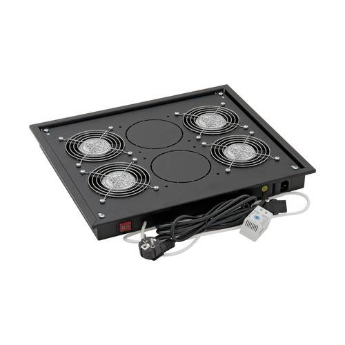 Schwarzes Panel mit vier kreisförmigen Lüftern, Schutzgittern und angebrachtem Stromkabel; wird zur Kühlung von elektronischen Geräten oder Räumen verwendet.