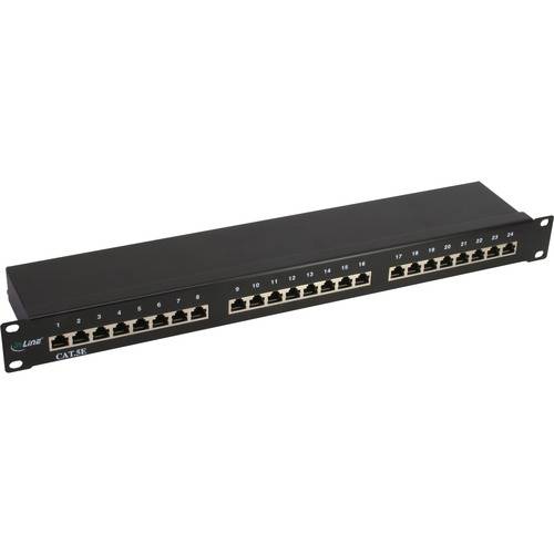 Ein schwarzes Netzwerk-Patchpanel mit 24 beschrifteten RJ45-Anschlüssen in zwei Reihen angeordnet, das zur Organisation von Netzwerkverbindungen verwendet wird, gekennzeichnet mit 'CAT.5E'.