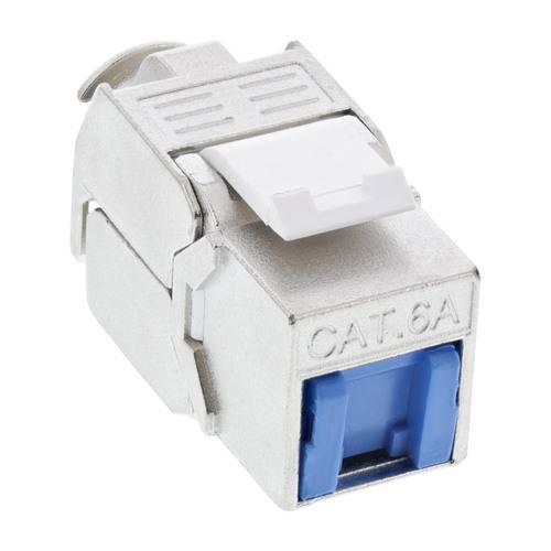 Ein Metall-Cat-6A-Ethernet-Steckverbinder mit einer Kunststoffverriegelung und einem blauen Einsatz, konzipiert für Netzwerkkabel, aus einem Winkel betrachtet.