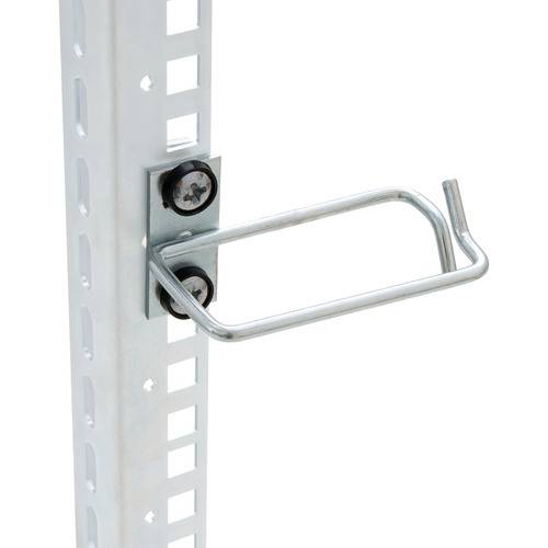 Eine Metallklammer, die auf einer durchlöcherten senkrechten Schiene montiert ist und wahrscheinlich zum Aufhängen oder Stützen von Gegenständen verwendet wird.