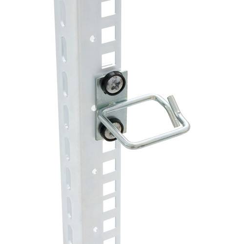 Ein Metallwinkel mit einem daran befestigten Haken, der an einer perforierten Metallschiene gesichert ist. Der Winkel wird mit zwei Schrauben befestigt und ist für Montage oder Abstützung geeignet.
