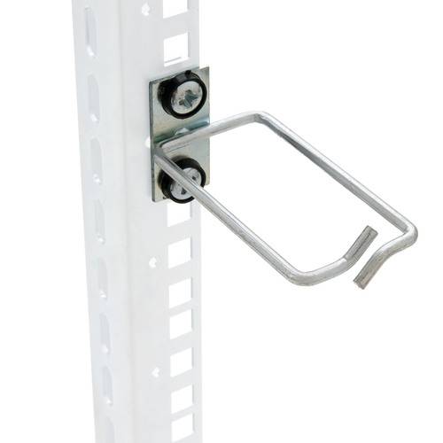 Ein metallisches L-förmiges Halterungswinkel mit zwei Schrauben auf einer geschlitzten weißen senkrechten Metallschiene, verwendet zur Unterstützung oder für Regale in Lagersystemen.