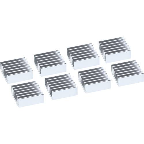 Silberne Aluminium-Kühlkörper in einer Reihe, jeder mit mehreren Rippen zur Wärmeableitung von elektronischen Komponenten.