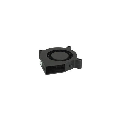 Ein schwarzer Radialventilator mit rechteckigem Auslass, typischerweise zum Kühlen elektronischer Geräte verwendet. Der Ventilator wirkt kompakt und tragbar.