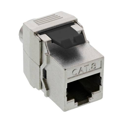 Ein metallischer CAT8-Ethernet-Kabelstecker mit einem schwarzen Kunststoffclip, verwendet für Hochgeschwindigkeits-Internetverbindungen.
