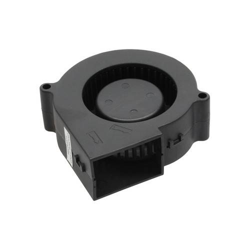 Ein schwarzer, runder Computerlüfter mit einem rechteckigen Ausgangsbereich, der zur Wärmeableitung von elektronischen Geräten verwendet wird.