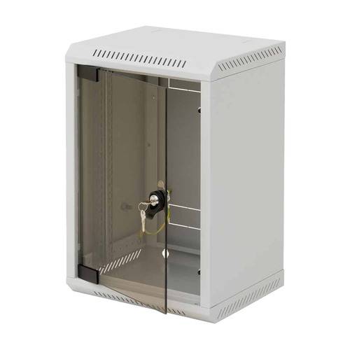 Weißes Metallserverrack mit transparenter Glastür, einfachem Schloss und Schlüssel im Schloss. Belüftungsschlitze oben und an den Seiten.