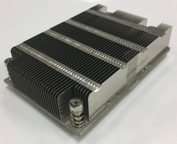 Ein Computer-CPU-Kühler mit gestapelten schwarzen Kühlrippen und einer Metallbasis, gezeigt auf weißem Hintergrund.