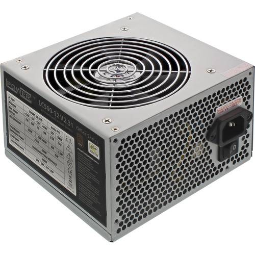 Nahaufnahme einer Stromversorgungseinheit eines Computers mit einem großen Lüfter oben, Metallgehäuse mit Belüftungslöchern und einem beschrifteten Stromeingabeanschluss.