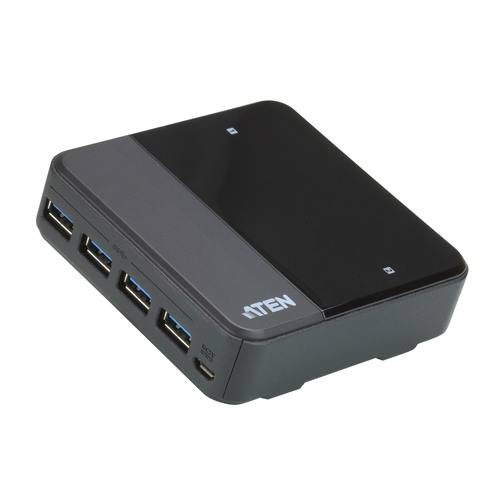 Ein kompakter schwarzer USB-Hub mit mehreren Anschlüssen an der Vorderseite, einschließlich USB-A und USB-C. Der Markenname ist auf der Oberseite gedruckt.