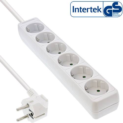 Ein weißer Steckerleistenstreifen mit sechs Steckdosen und angebrachtem Stecker. Die obere rechte Ecke zeigt das Zertifizierungslogo 