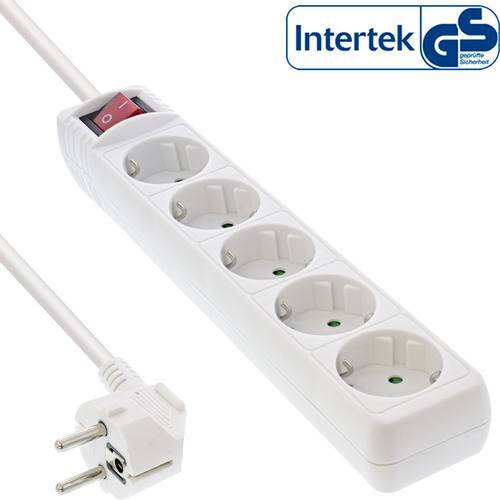 Ein weißes Steckerleistenmodell mit fünf Steckdosen und einem roten Stromschalter. Ein Stecker ist am Kabel angebracht. Das Intertek GS-Logo wird angezeigt.