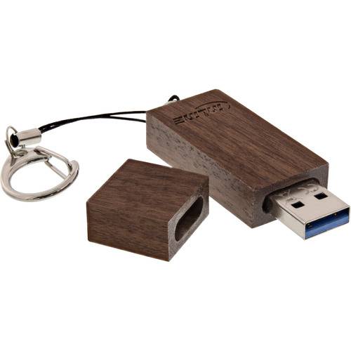 Ein Holz-USB-Stick mit abnehmbarer Kappe und angebrachtem Schlüsselring. Der Flash-Speicher ist teilweise herausgezogen und zeigt den USB-Anschluss.