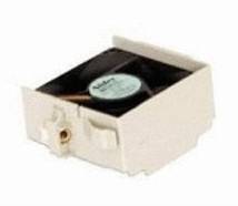 Kleines weißes elektronisches Gerät mit eingebautem Kühlventilator von oben betrachtet, mit einer vorderen Öffnung oder einem Port.