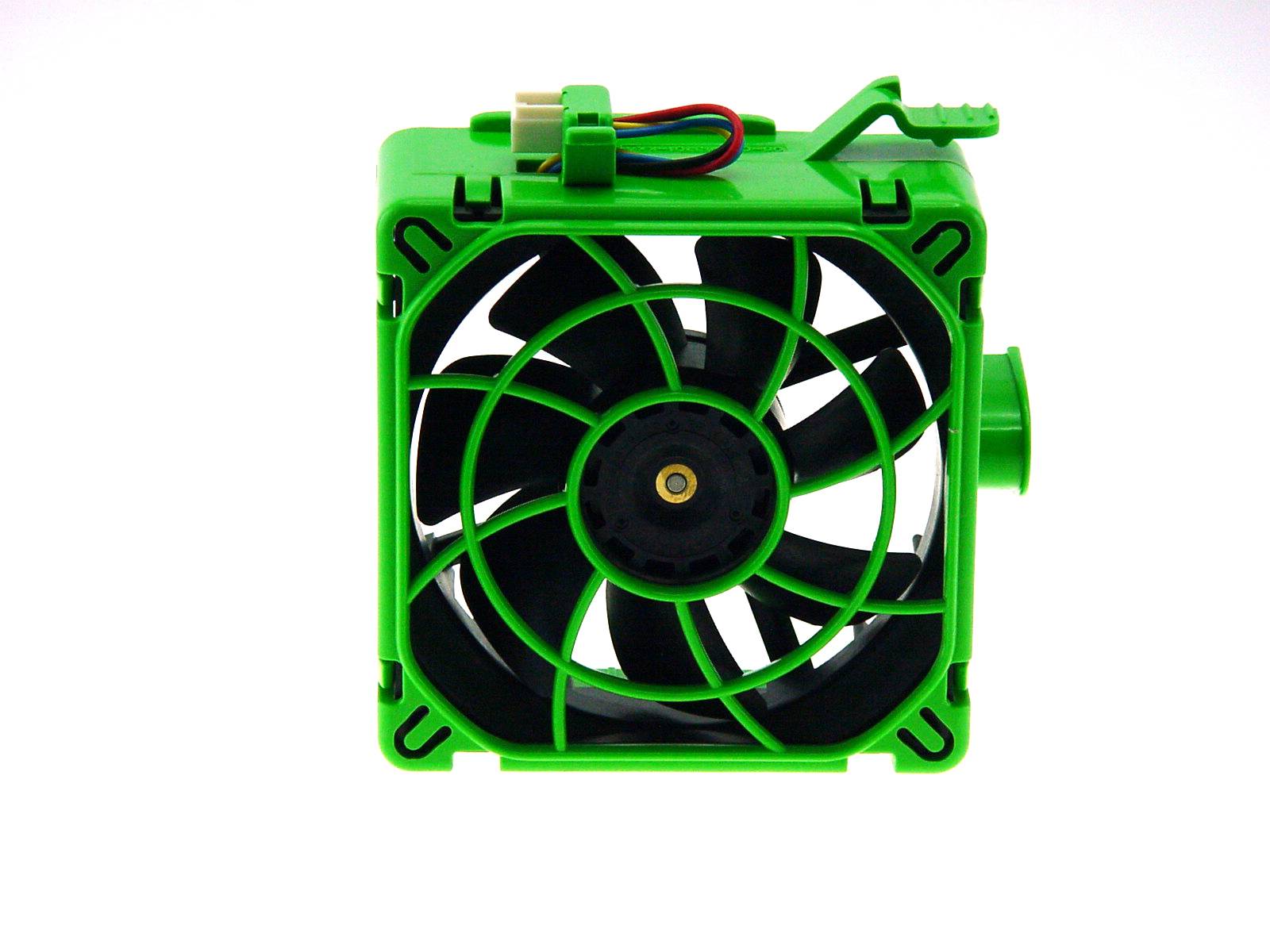 Grüner Computer-Kühlventilator mit quadratischem Rahmen und angeschlossenem Stromkabel, Frontansicht auf weißem Hintergrund.