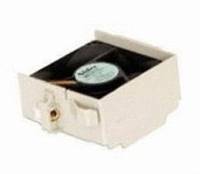 Kleiner elektronischer Kühlventilator in einem weißen rechteckigen Gehäuse mit sichtbarem rundem Ventilatorblatt im Inneren, fotografiert vor weißem Hintergrund