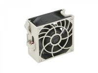 Kleiner Computer-Kühlventilator mit frontalem Gitter und sichtbaren Stromkabeln, auf weißem Hintergrund dargestellt.