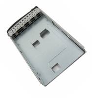 Leeres Metallgehäuse für elektronische Module mit Steckplätzen für Verbinder, schräg auf weißem Hintergrund dargestellt.