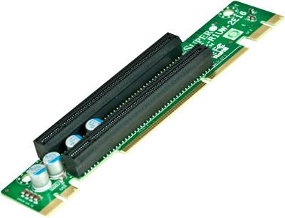 Grüne PCIe-Erweiterungskarte mit langem schwarzem Dual-Slot-Stecker und kleinen Kondensatoren auf weißem Hintergrund.