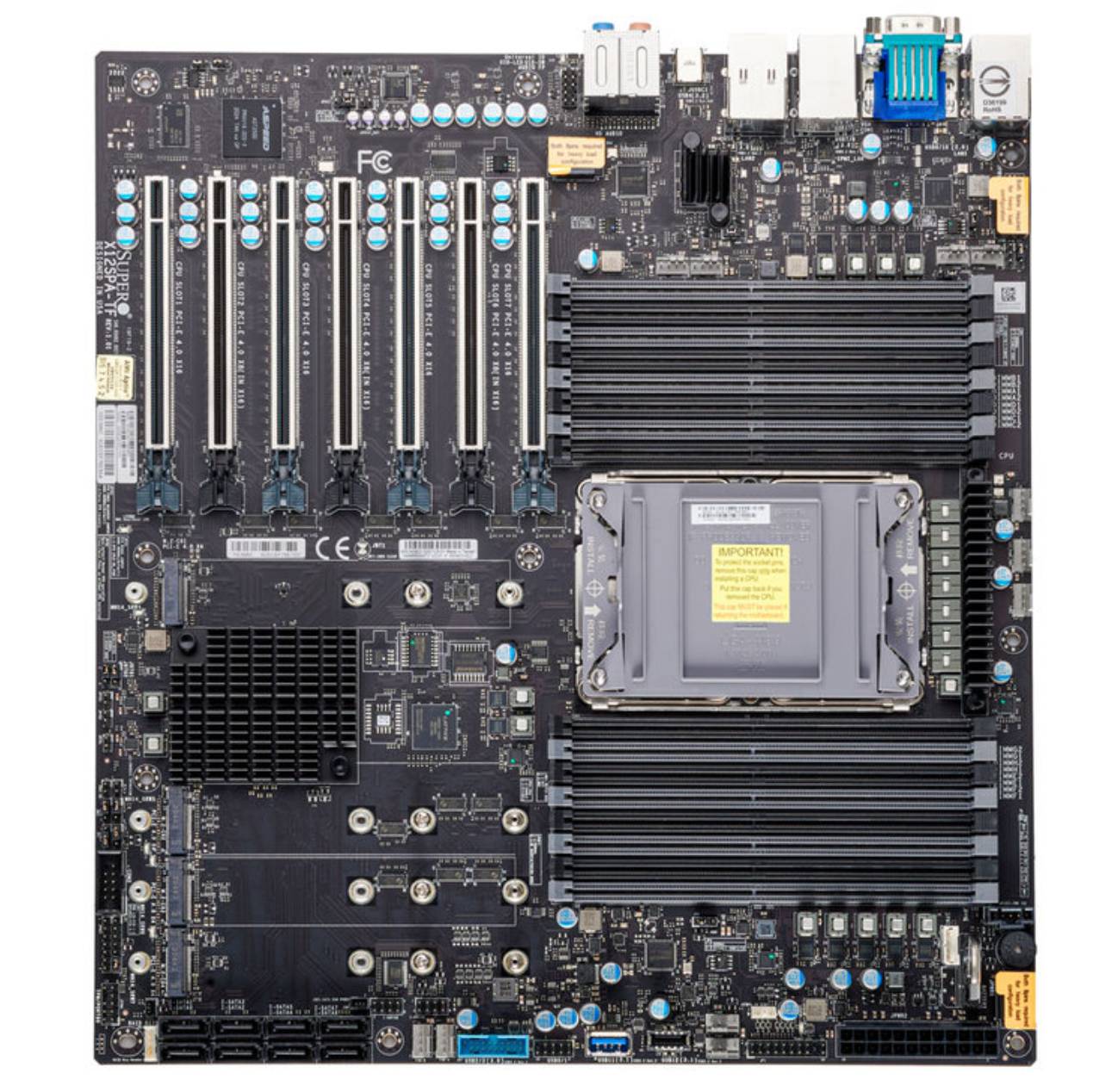 Desktop-Hauptplatine mit CPU-Sockel, mehreren RAM-Steckplätzen, Erweiterungssteckplätzen und Kühlkörpern, Vorderansicht auf weißem Hintergrund.