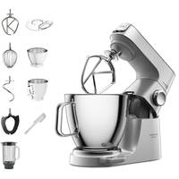 Silberner Standmixer mit Schüssel und Schlagbeater-Aufsatz, daneben gezeigt mit Schneebesen, Knethaken und anderen austauschbaren Mischzubehörteilen.