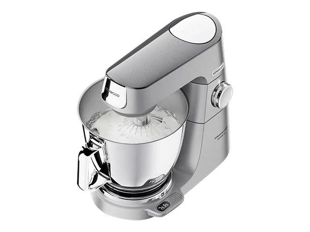 Silberner Standmixer mit Rührschüssel und angebrachtem Rührbesen, dargestellt auf weißem Hintergrund.