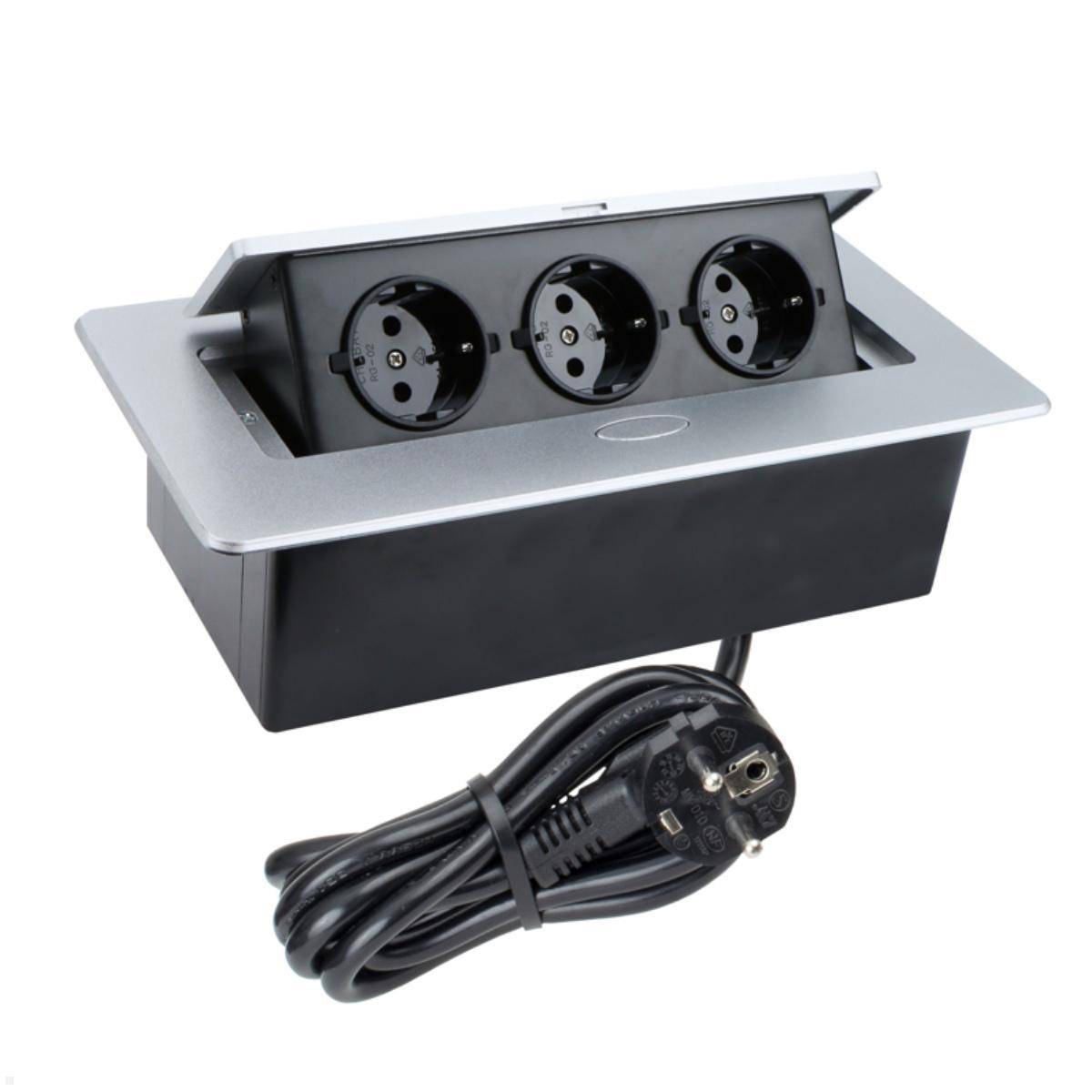 Einbausteckdose mit drei Anschlüssen, die in eine Arbeitsplatteneinheit eingelassen ist. Ein schwarzes Netzkabel ragt aus der Einheit heraus.