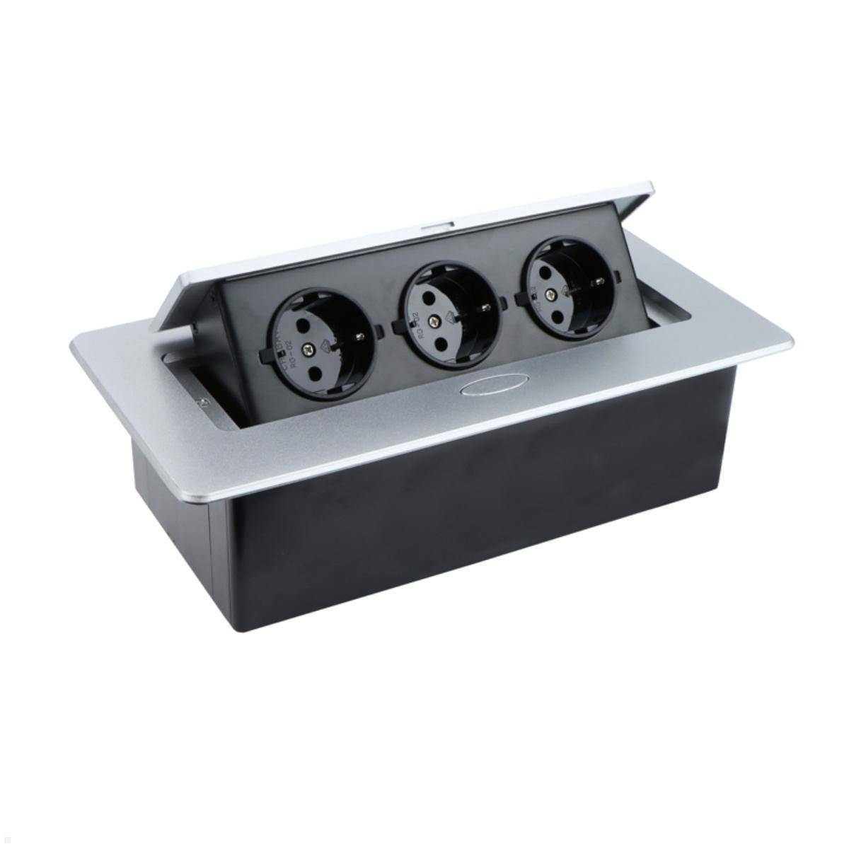 Pop-up Schreibtisch-Stromverteiler mit drei runden Steckdosen in einem rechteckigen silbernen Rahmen, teilweise geöffnet und die Steckdosen zur Nutzung freigebend.