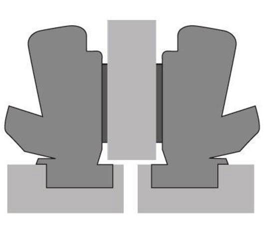 Schnittdarstellung einer Flanschkupplung, die zwei ineinandergreifende Flanschhälften zeigt, die durch einen zentralen Bolzen gesichert sind und eine mechanische Verbindung veranschaulichen.