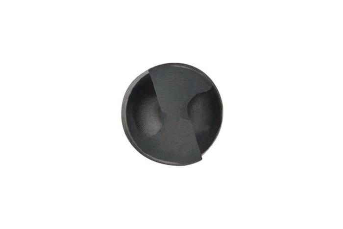 Eine runde, schwarze, strukturierte Schale mit einem breiten diagonalen Schnitt über der Oberfläche, der ein charakteristisches Designmerkmal bildet.
