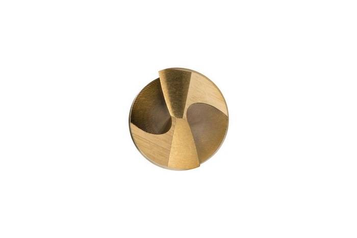 Eine Nahaufnahme einer Goldbohrerspitze, die ihr Spiraldesign und scharfe Schneidkanten zeigt.