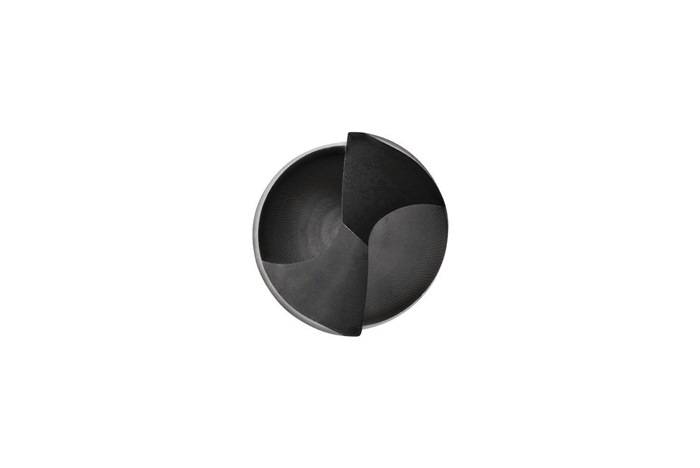 Eine runde, schwarze Servierschale mit matter Oberfläche, die ein einzigartiges Drei-Abschnitt-Design aufweist.
