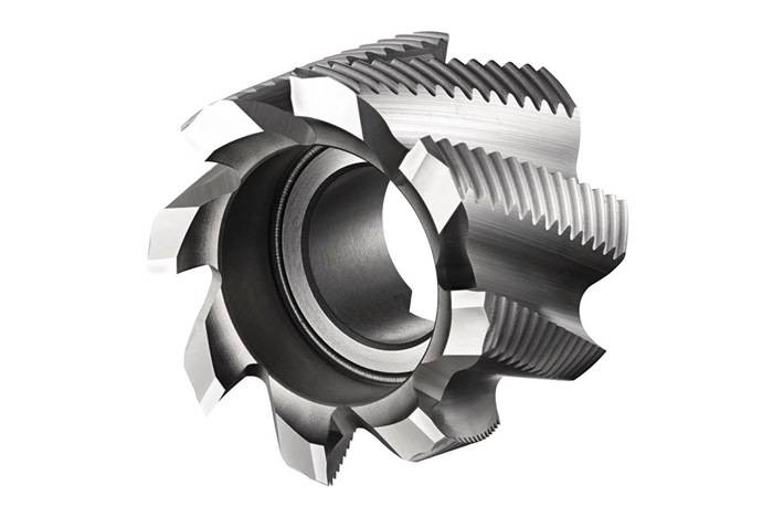Eine kreisförmige, mehrzackige Metallfräse mit scharfen, gezackten Zähnen, die zum Formen und Schneiden von Materialien in der industriellen Bearbeitung verwendet wird.