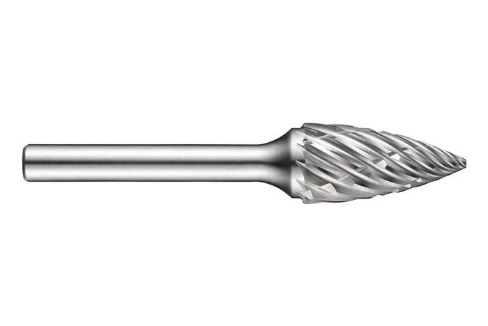 Ein Nahaufnahmebild einer zylindrischen metallischen Fräse mit Spiralrillen, die zum Schneiden oder Formen von Materialien verwendet wird.