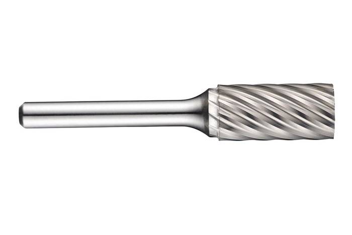 Nahaufnahme eines Metallbohrers mit einer Schraubenspiralrillen-Struktur. Der Bohrer ist glänzend und metallisch und für präzise Bohrungsanwendungen konzipiert.