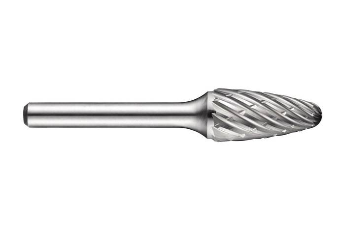 Nahaufnahme eines silbernen Rotationsfräsers mit einem zylindrischen Schaft und einem strukturierten, abgerundeten Kopf, der zum Schnitzen oder Formen von Materialien verwendet wird.