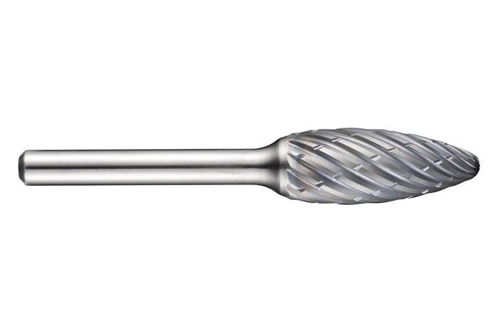Ein silberner, zylindrischer Metallschneidwerkzeug mit einer strukturierten, spiralförmig gemusterten Spitze, der zur Materialbearbeitung in industriellen Anwendungen verwendet wird.