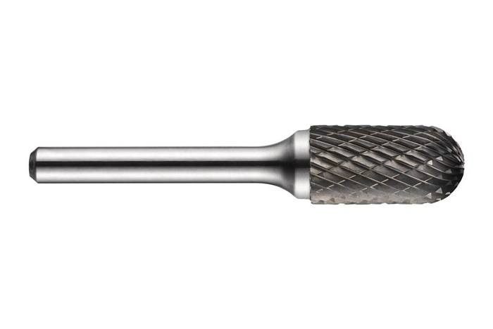 Ein zylindrischer Metalltool mit einer strukturierten, gemusterten Spitze, höchstwahrscheinlich zum Schleifen oder Formen von Oberflächen verwendet, wird vor einem einfarbigen Hintergrund dargestellt.