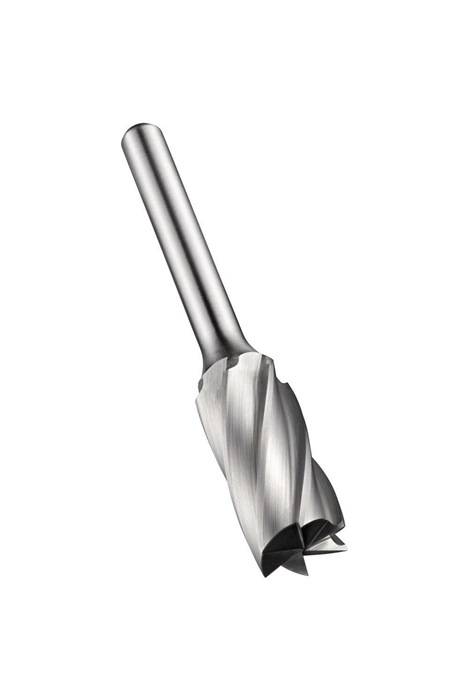 Eine Nahaufnahme eines silbernen Bohrers mit scharfen, spiralförmigen Rillen und einer spitzen Spitze, der zum Schneiden und Bohren in harte Materialien verwendet wird.