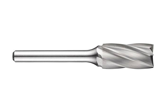 Eine Nahaufnahme eines Metallschneckenbohrers, die seine spiralförmigen Schneidkanten und seinen zylindrischen Schaft zeigt, der zum Bohren von Löchern in Holz oder Metall verwendet wird.