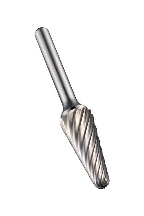 Eine silberne Metallbarbierstange mit einer spiralförmigen Drehung, die das traditionelle Symbol eines Friseursalons nachbildet, vor einem weißen Hintergrund isoliert.