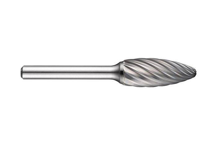 Eine metallische Rotationsfräse mit einem zylindrischen Schaft und einem abgerundeten, spiralrippigen Kopf, die zum Schneiden oder Formen von Materialien in der Bearbeitung verwendet wird.