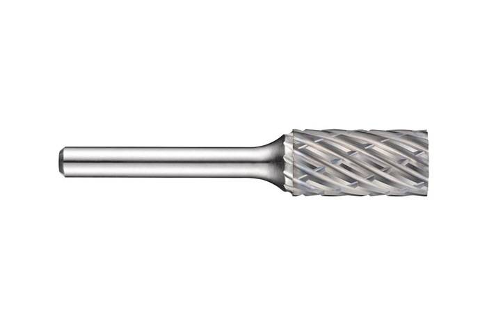 Eine Nahaufnahme eines zylindrischen Bohrers mit strukturiertem Griff, der seine metallische Oberfläche und Spiraldesign hervorhebt, horizontal positioniert.