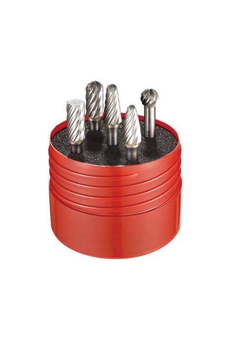 Ein roter runder Behälter enthält fünf zylindrische Metallbohrer mit Spiralrillen, die aufrecht gegen einen schwarzen Schaumhintergrund stehen.