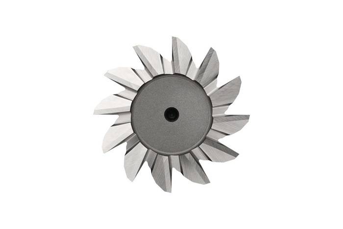 Ein kreisförmiges Metallschneidewerkzeug mit gezackten, scharfen Zähnen, die nach außen abstehen, das zum Schneiden oder Bearbeiten von Materialien verwendet wird.